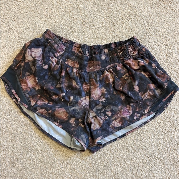 Lululemon hotty hot shorts 2.5 inch low waist size 8, fit more like a 6. - Picture 1 of 3